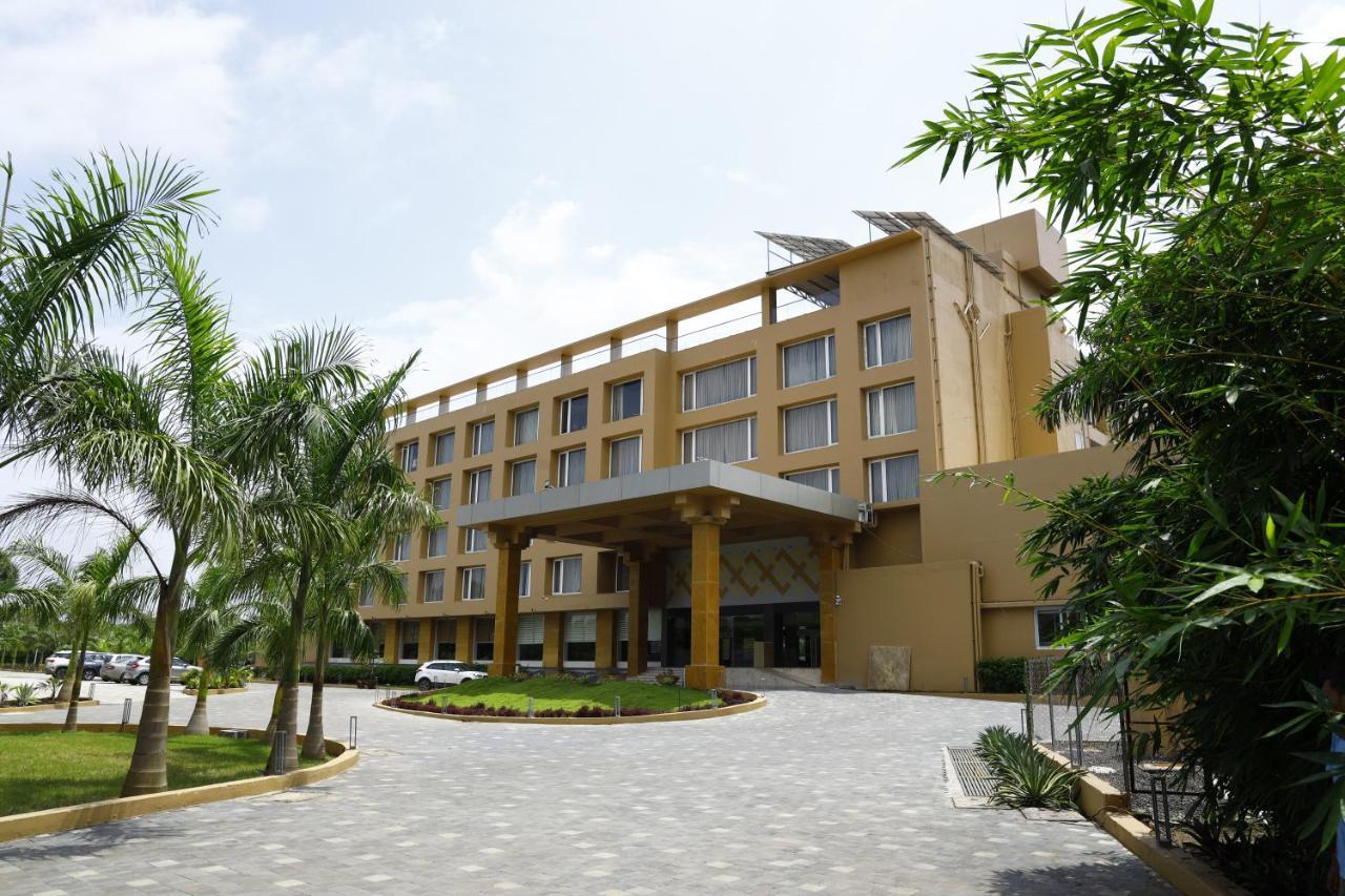 Devka Beach Resort Daman Exterior foto